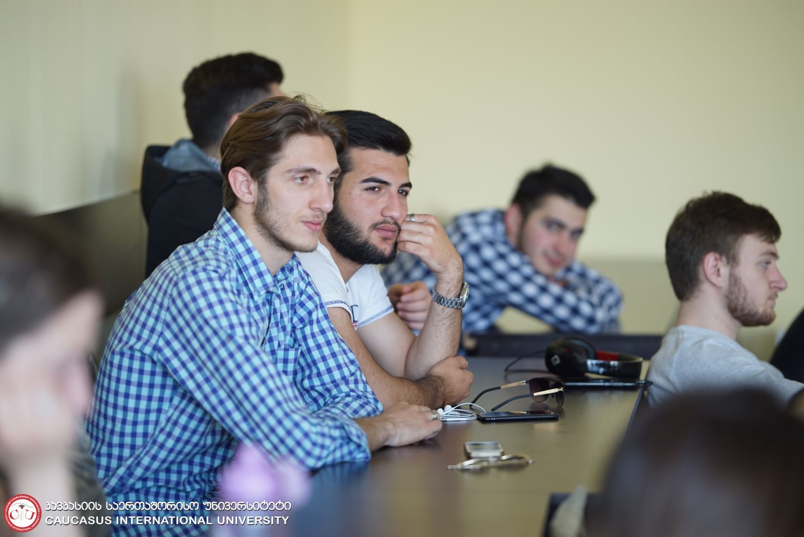 ბიზნესის ფაკულტეტის დეკანისა და მოადგილის შეხვედრა სტუდენტებთან